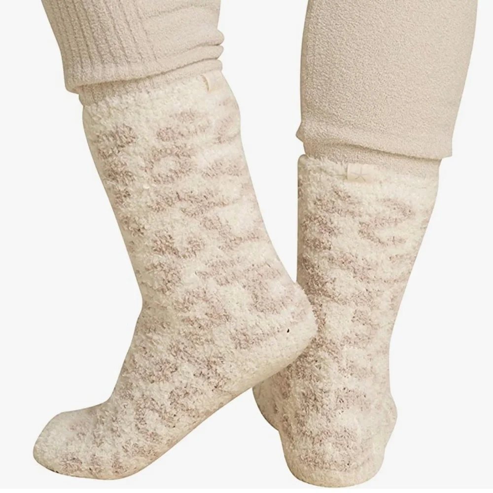 Barefoot Dreams CozyChic Cream/Stone Socks - Picture 3 of 8
